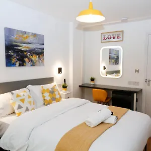 New Luxury In The Heart Of Next To Shops, Cafes, Bars & Metro With Shared Bathrooms Londen